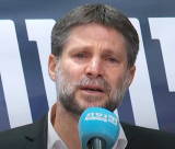 وزير المالية الإسرائيلي لا يتمالك نفسة بالبكاء "دفعنا ثمنا غالياً"